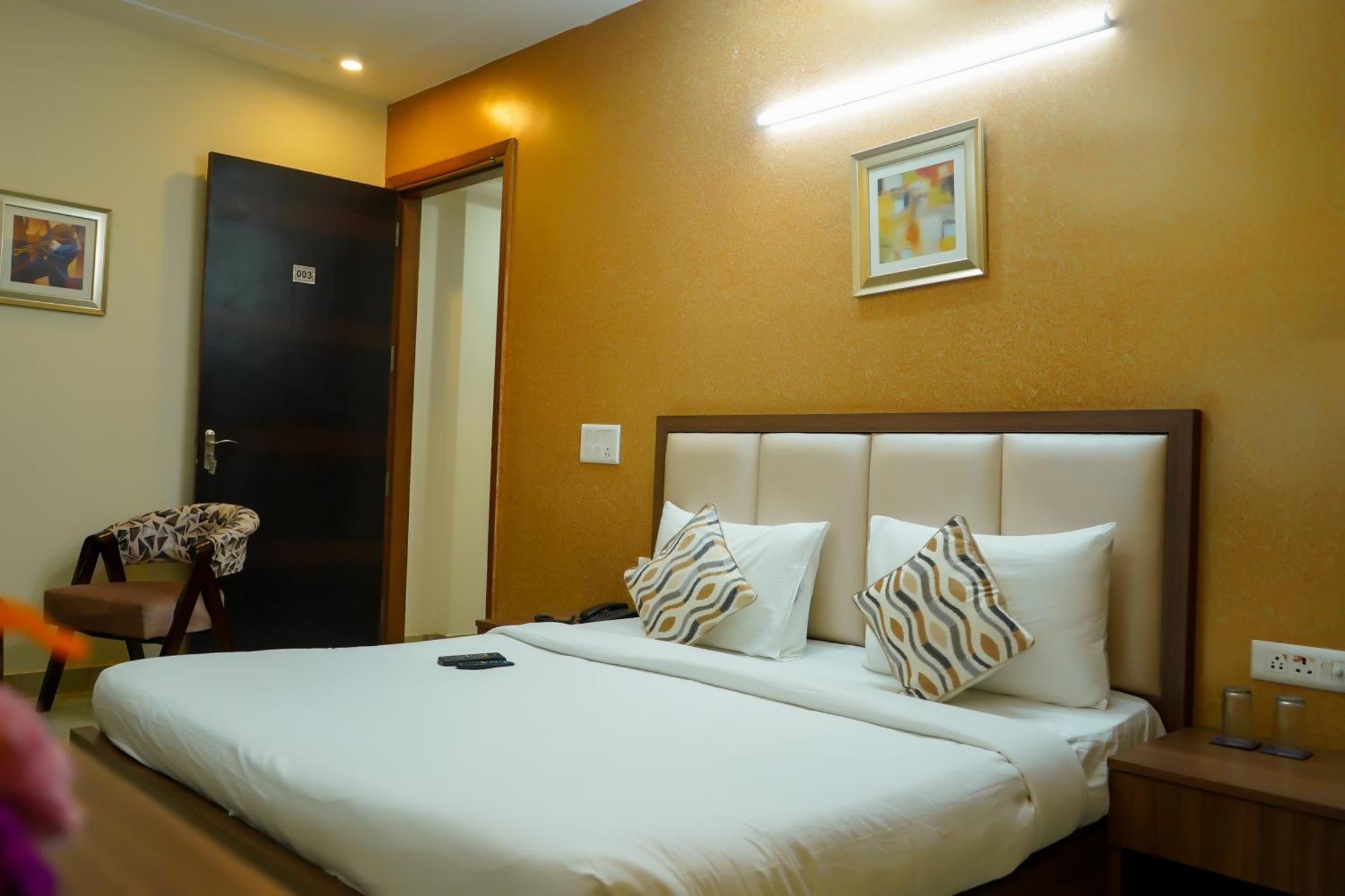 Hotel The Luxe 18 - Golf Course Road Γκουργκάον Εξωτερικό φωτογραφία