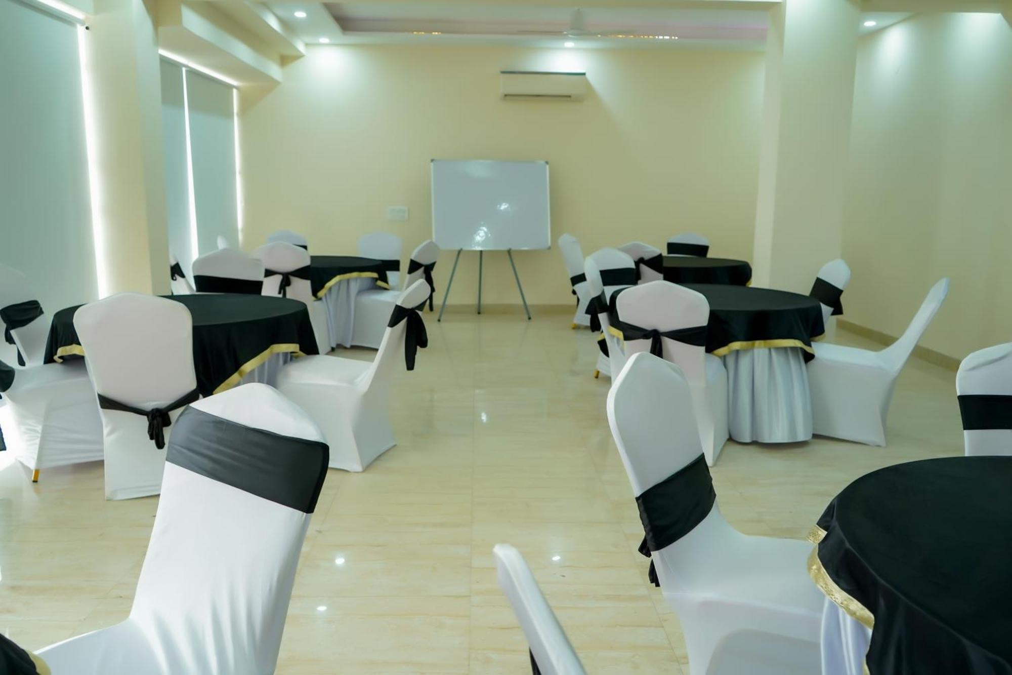 Hotel The Luxe 18 - Golf Course Road Γκουργκάον Εξωτερικό φωτογραφία