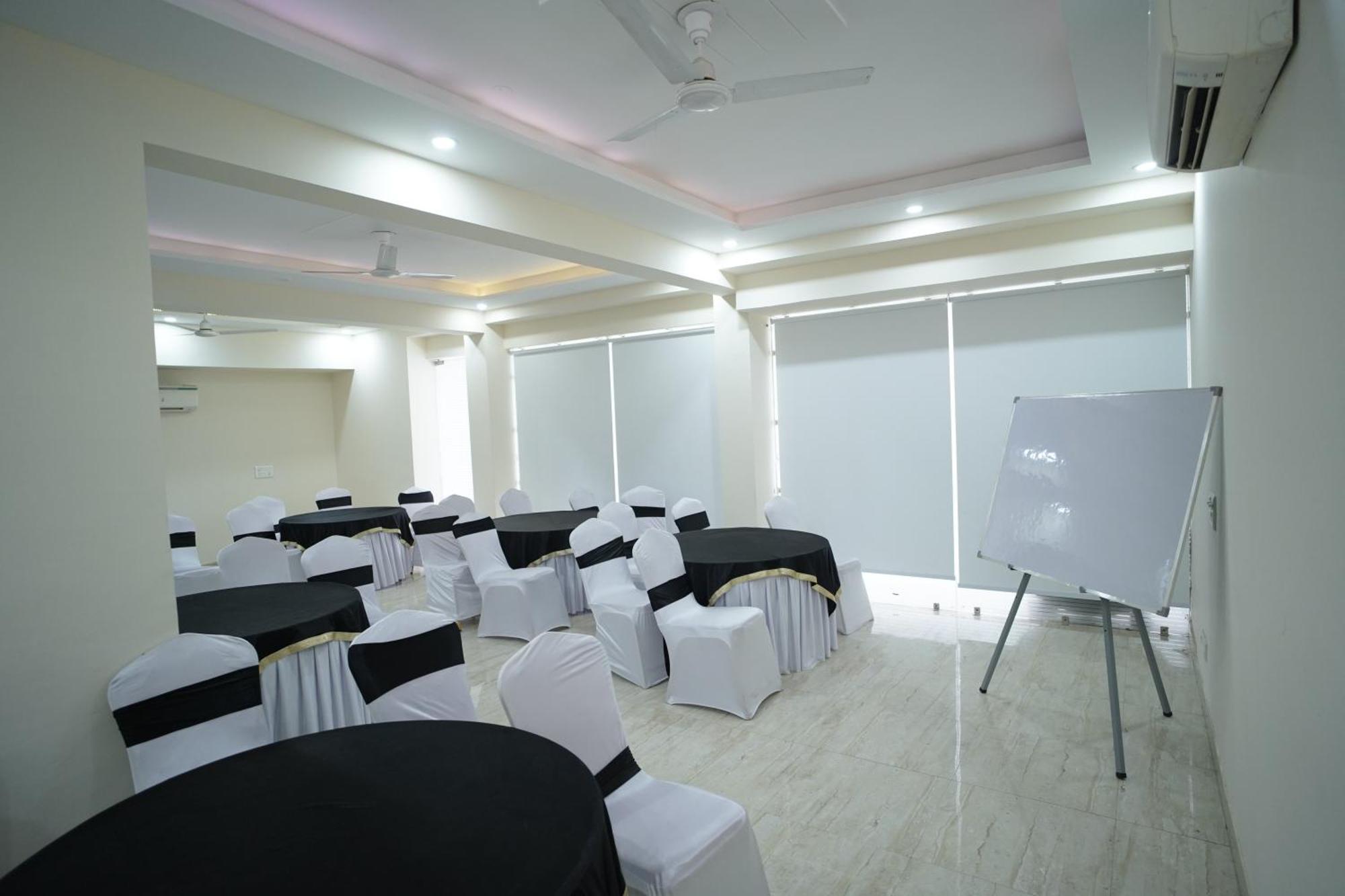 Hotel The Luxe 18 - Golf Course Road Γκουργκάον Εξωτερικό φωτογραφία